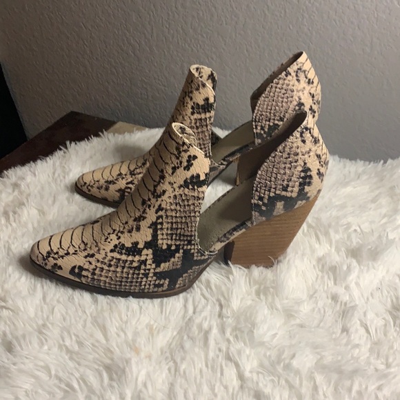 Charles byCharles David Booties size 8 - Picture 4 of 11